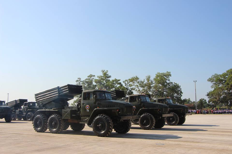 Tổ hợp pháo phản lực phóng loạt BM-21 Grad của Lục quân Lào, BM-21 được trang bị đạn rocket 122mm với cụm phóng 40 nòng và có tầm lên đến 20km. Nguồn ảnh: Lao National Radio.