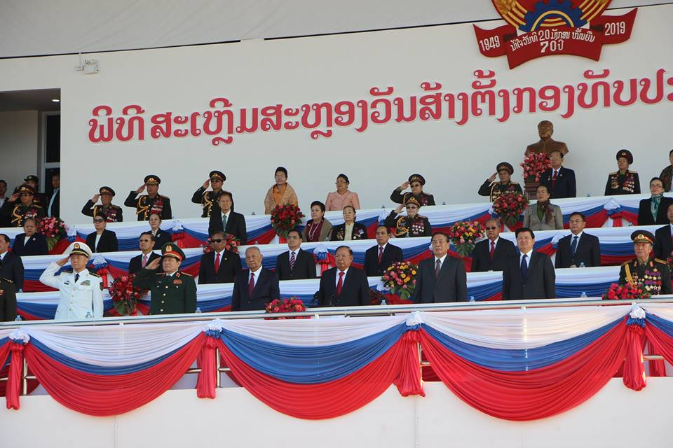 Đích thân Tổng bí thư, Chủ tịch nước Lào Bounnhang Vorachith đã đến dự và chủ trì lễ duyệt binh kỷ niệm 70 năm thành lập Quân đội nhân dân Lào tại Phonhong, bên cạnh đó còn có đại diện lãnh đạo các Bộ, Ban, ngành thuộc Đảng và nhà nước Lào. Nguồn ảnh: Lao National Radio.