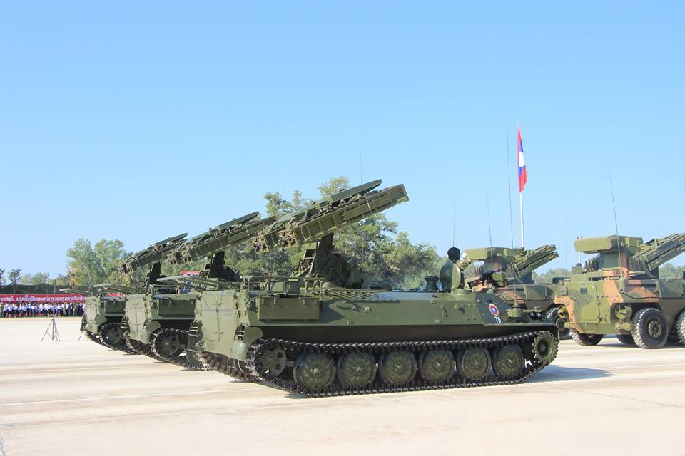 Tổ hợp tên lửa phòng không tầm ngắn 9K35 Strela-10 của phòng không Lào. Mỗi tổ hợp phòng không này được trang bị 4 tên lửa 9M37 có tầm bắn 500-5.000m với các mục tiêu có độ cao 10-3.500m. Nguồn ảnh: Lao National Radio.