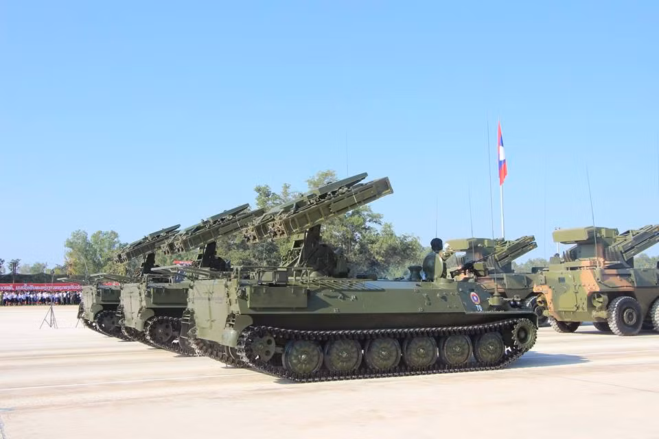 Tổ hợp tên lửa phòng không tầm ngắn 9K35 Strela-10 của phòng không Lào. Mỗi tổ hợp phòng không này được trang bị 4 tên lửa 9M37 có tầm bắn 500-5.000m với các mục tiêu có độ cao 10-3.500m. Nguồn ảnh: Lao National Radio.