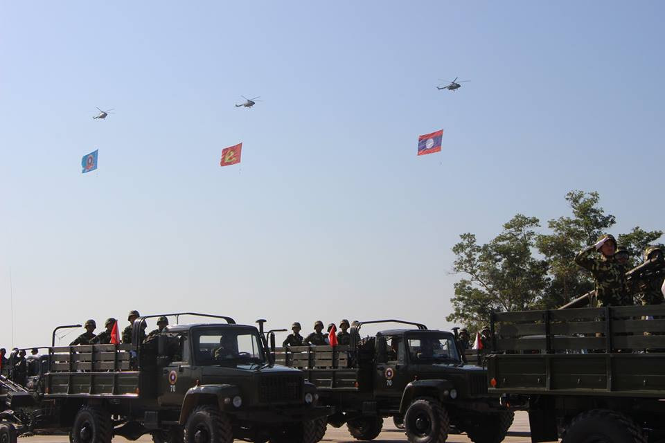 Dẫn đầu khối lực lượng phòng không Lào các tổ hợp pháo phòng không 23mm ZSU-23-2, ngay phía trên là phi đội trực thăng vận tải đa năng Mi-8. Nguồn ảnh: Lao National Radio.