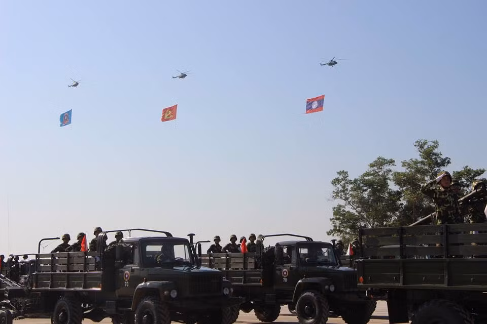 Dẫn đầu khối lực lượng phòng không Lào các tổ hợp pháo phòng không 23mm ZSU-23-2, ngay phía trên là phi đội trực thăng vận tải đa năng Mi-8. Nguồn ảnh: Lao National Radio.