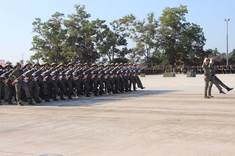 Từ một đại đội chỉ với 25 chiến sĩ từ ngày đầu thành lập, đến nay Quân đội Nhân dân Lào đã có quy mô lên đến 30.000 binh sĩ, cùng 100.000 nhân viên dân sự, được cấu thành từ hai binh chủng Lục quân và Không quân. Nguồn ảnh: Lao National Radio.