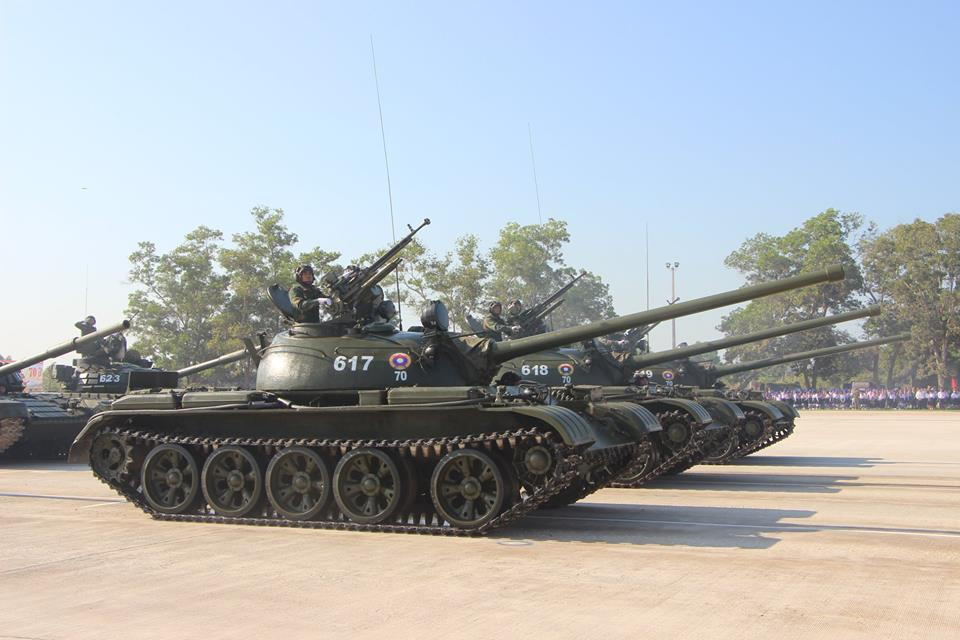 Trong ảnh là xe tăng T-54 của Lục quân Lào, đây là dòng xe tăng chiến đấu chủ lực mạnh nhất của Viêng Chăng trước khi T-72B được đưa vào trang bị. Nguồn ảnh: Lao National Radio.