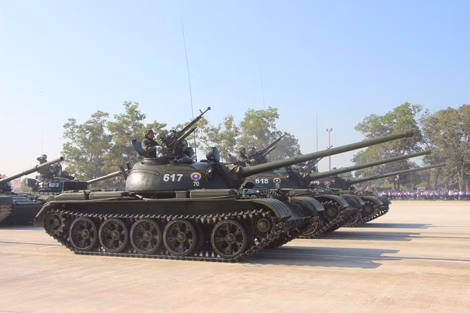 Trong ảnh là xe tăng T-54 của Lục quân Lào, đây là dòng xe tăng chiến đấu chủ lực mạnh nhất của Viêng Chăng trước khi T-72B được đưa vào trang bị. Nguồn ảnh: Lao National Radio.