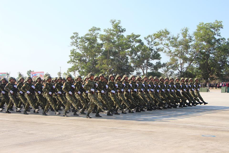 Khối đại diện cho Lục quân Lào tham gia lễ duyệt binh 20/1 tại Phonhong, với trang bị chính là súng trường tấn công AK-47. Được biết trong những năm trở lại gần đây, Lục quân Lào được tái trang bị và hiện đại hóa khá nhanh với một loạt vũ khí mới. Nguồn ảnh: Lao National Radio.