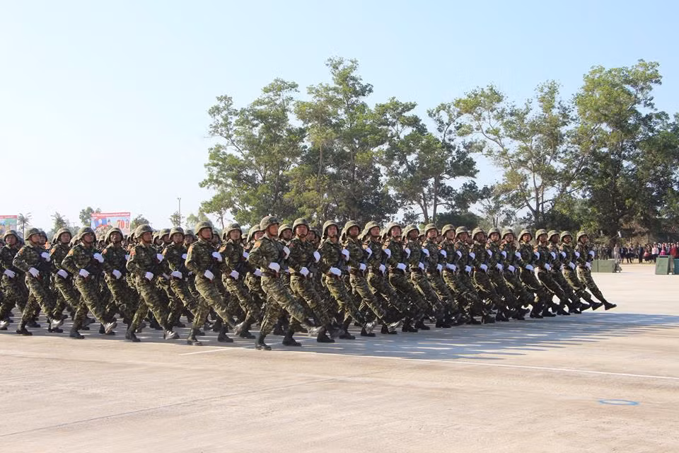 Khối đại diện cho Lục quân Lào tham gia lễ duyệt binh 20/1 tại Phonhong, với trang bị chính là súng trường tấn công AK-47. Được biết trong những năm trở lại gần đây, Lục quân Lào được tái trang bị và hiện đại hóa khá nhanh với một loạt vũ khí mới. Nguồn ảnh: Lao National Radio.