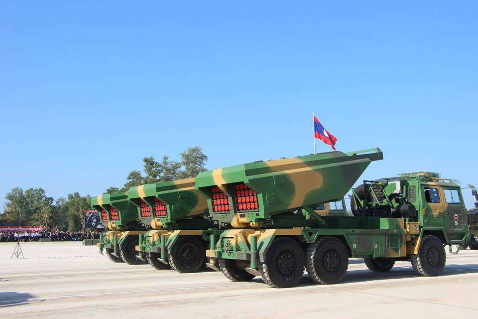 Hệ thống pháo phản lực phóng loạt SR-5 do Trung Quốc chế tạo trong biên chế pháo binh Lào. SR-5 cũng sử dụng đạn rocket 122mm có có thiết kế cụm phóng theo dạng modul có thể bắn được nhiều loại đạn khác nhau. Nguồn ảnh: Lao National Radio.