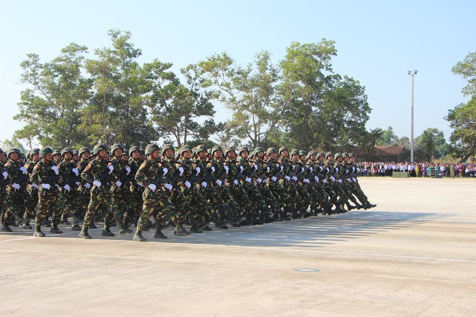 Trong ảnh là khối đại diện Lục quân Lào duyệt binh với súng trường tấn công Galil ACE do Việt Nam sản xuất, nhìn sơ qua có thể thấy đấy là biến thể súng trường ACE 32. Nguồn ảnh: Lao National Radio.