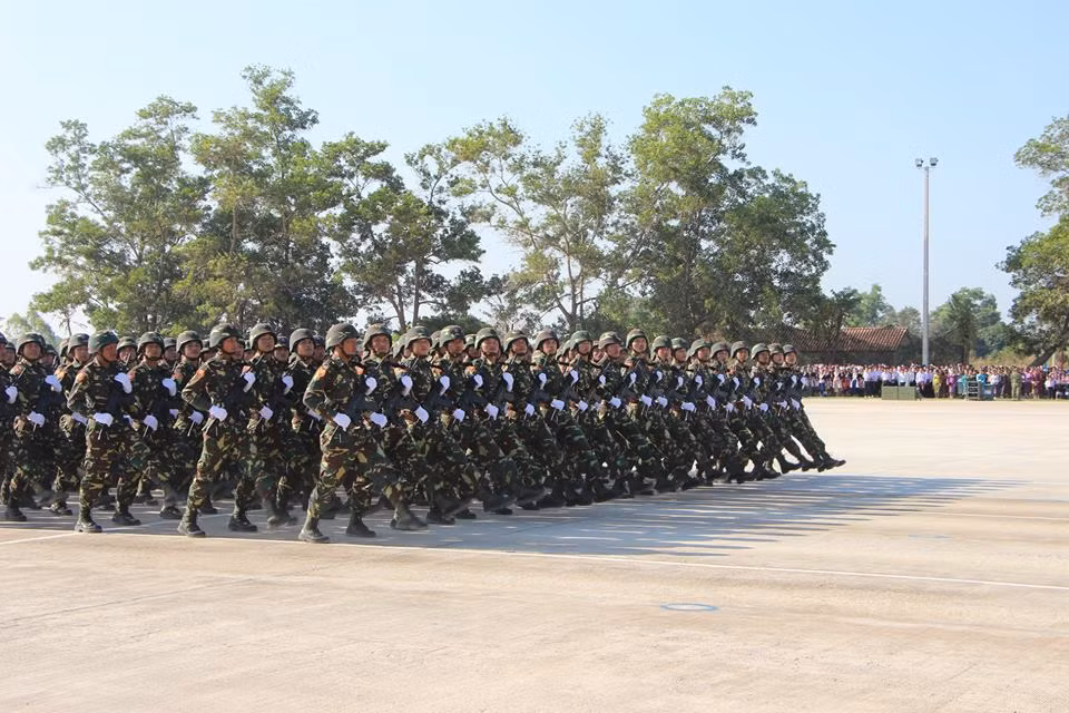 Trong ảnh là khối đại diện Lục quân Lào duyệt binh với súng trường tấn công Galil ACE do Việt Nam sản xuất, nhìn sơ qua có thể thấy đấy là biến thể súng trường ACE 32. Nguồn ảnh: Lao National Radio.