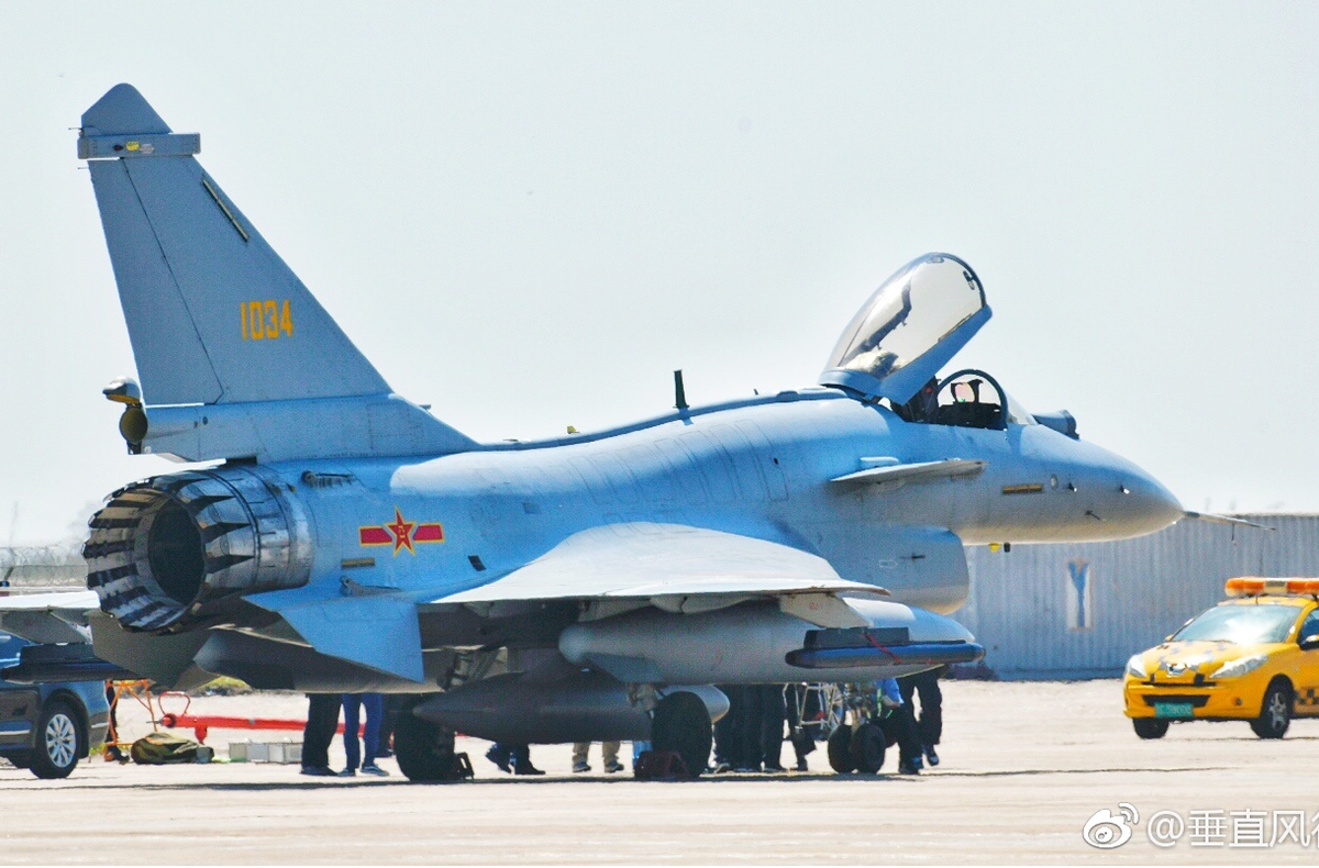 J-10C của Trung Quốc còn có khả năng tích hợp và dẫn bắn hết tầm cho tên lửa không đối không PL-15 cũng như PL-10. Đây đều được coi là những tên lửa nằm trong nhóm sát thủ trên không. Nguồn ảnh: dambiev.