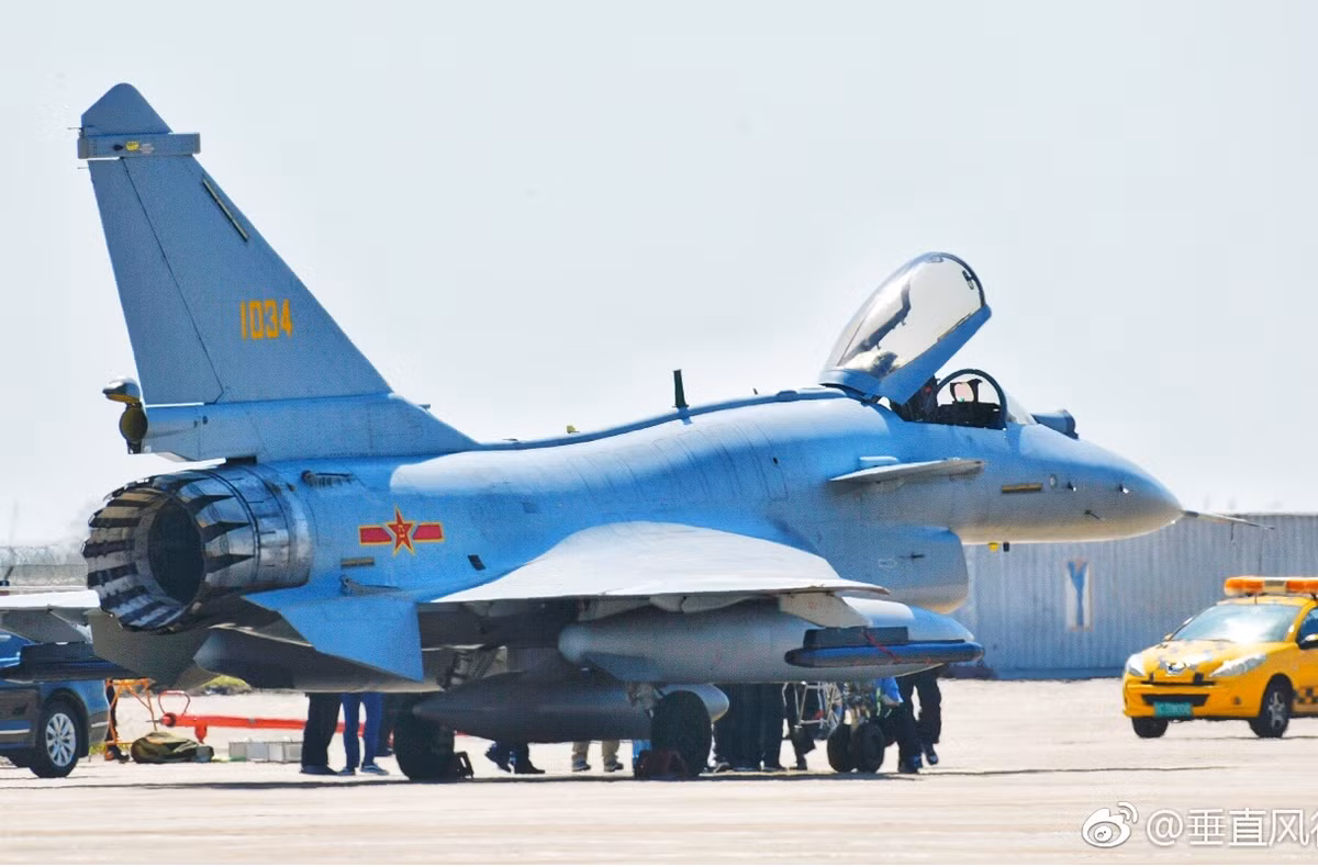 J-10C của Trung Quốc còn có khả năng tích hợp và dẫn bắn hết tầm cho tên lửa không đối không PL-15 cũng như PL-10. Đây đều được coi là những tên lửa nằm trong nhóm sát thủ trên không. Nguồn ảnh: dambiev.