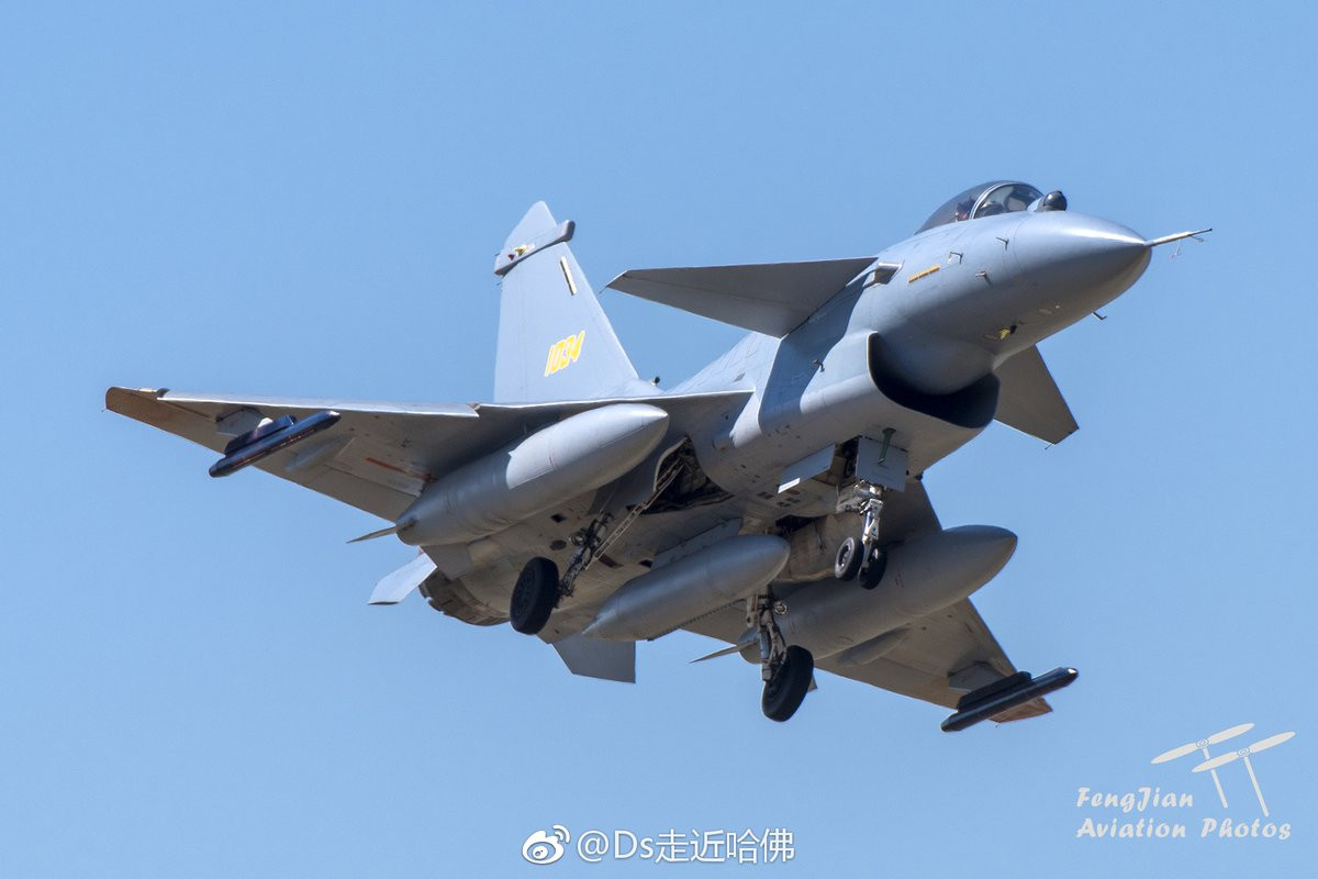 J-10C là phiên bản nâng cấp mới nhất của dòng tiêm kích J-10 Dragon Tập đoàn công nghiệp hàng không Thành Đô, Trung Quốc phát triển. Thực tế J-10C được coi là bản nối tiếp sự dang dở của J-10B khi phiên bản J-10B bị dừng sản xuất. Nguồn ảnh: dambiev.