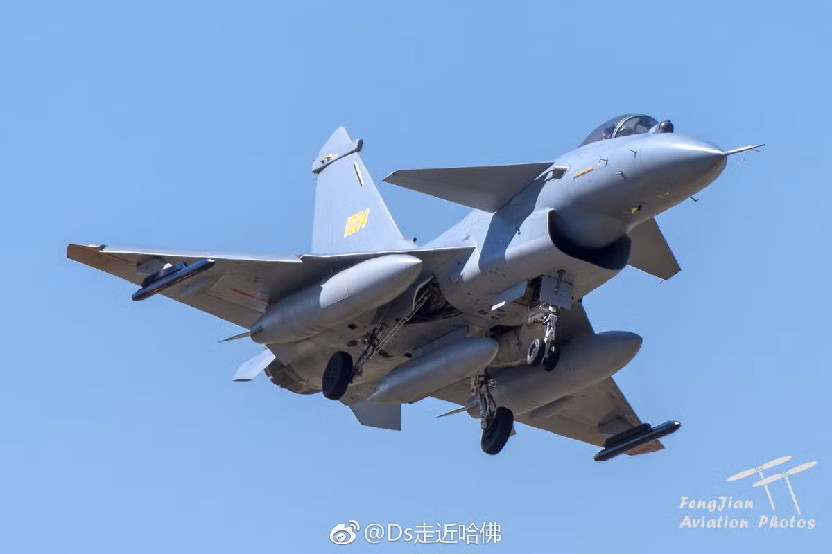 J-10C là phiên bản nâng cấp mới nhất của dòng tiêm kích J-10 Dragon Tập đoàn công nghiệp hàng không Thành Đô, Trung Quốc phát triển. Thực tế J-10C được coi là bản nối tiếp sự dang dở của J-10B khi phiên bản J-10B bị dừng sản xuất. Nguồn ảnh: dambiev.
