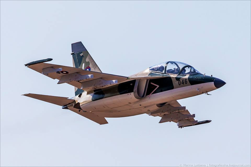 Việc Viêng Chăn mua tiêm kích J-10C của Trung Quốc được xem là giải pháp tốt giúp Không quân Lào hiện đại hóa lực lượng vốn đã quá lỗi thời, mặt khác ở thời điểm hiện tại Lào không có trong tay bất cứ chiến đấu cơ nào, ngoại trừ một số máy bay huấn luyện phản lực đa năng Yak-130 mới mua từ Nga. Nguồn ảnh: Military Armed Forces