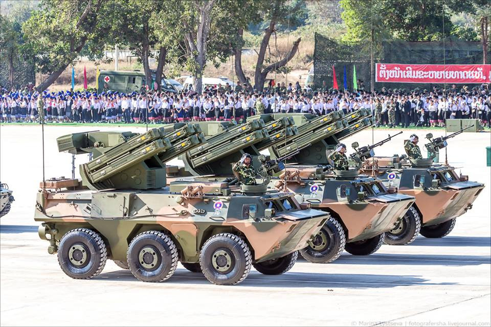 Hiện tại, Quân đội Nhân dân Lào đang trở thành một trong những khách hàng thường xuyên của các công ty quốc phòng Trung Quốc, và điều này được thể hiện rõ lễ duyệt binh kỷ niệm 70 năm Quân đội Lào vừa qua với sự xuất hiện tràn ngập của vũ khí Trung Quốc. Nguồn ảnh: Military Armed Forces