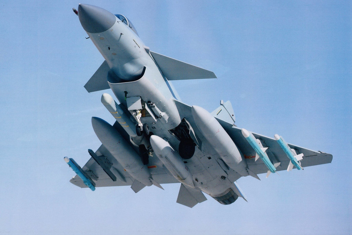 Theo các nguồn tin quân sự của Air Recognition, Bangladesh và Lào đang giành sự quan tâm đặc biệt tới biến thể J-10C của J-10 vốn được xem là phiên bản hiện đại nhất của dòng chiến đấu cơ một động cơ này. Pakistan cũng có mối quan tâm tương tự nhưng vẫn chưa thể quyết định mua J-10 khi họ đang thành công với dòng chiến đấu cơ nội địa JF-17 Thunder. Nguồn ảnh: Sina.