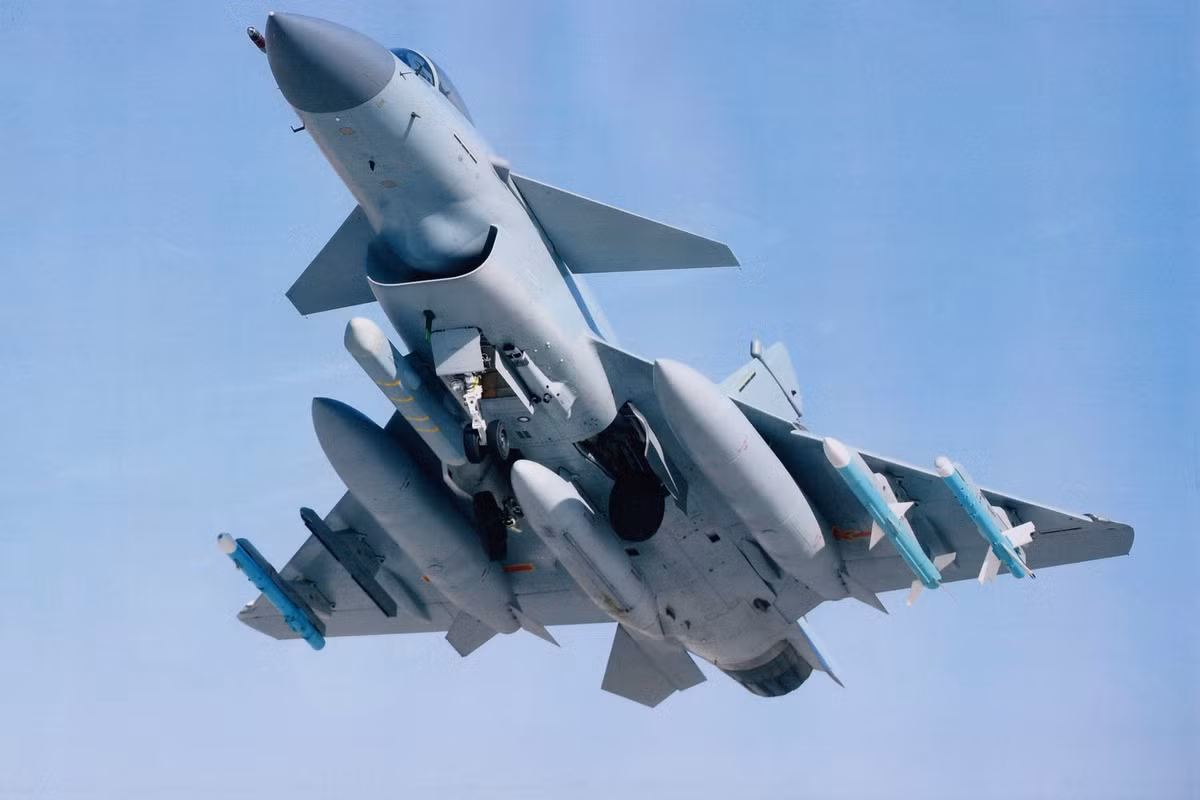 Theo các nguồn tin quân sự của Air Recognition, Bangladesh và Lào đang giành sự quan tâm đặc biệt tới biến thể J-10C của J-10 vốn được xem là phiên bản hiện đại nhất của dòng chiến đấu cơ một động cơ này. Pakistan cũng có mối quan tâm tương tự nhưng vẫn chưa thể quyết định mua J-10 khi họ đang thành công với dòng chiến đấu cơ nội địa JF-17 Thunder. Nguồn ảnh: Sina.