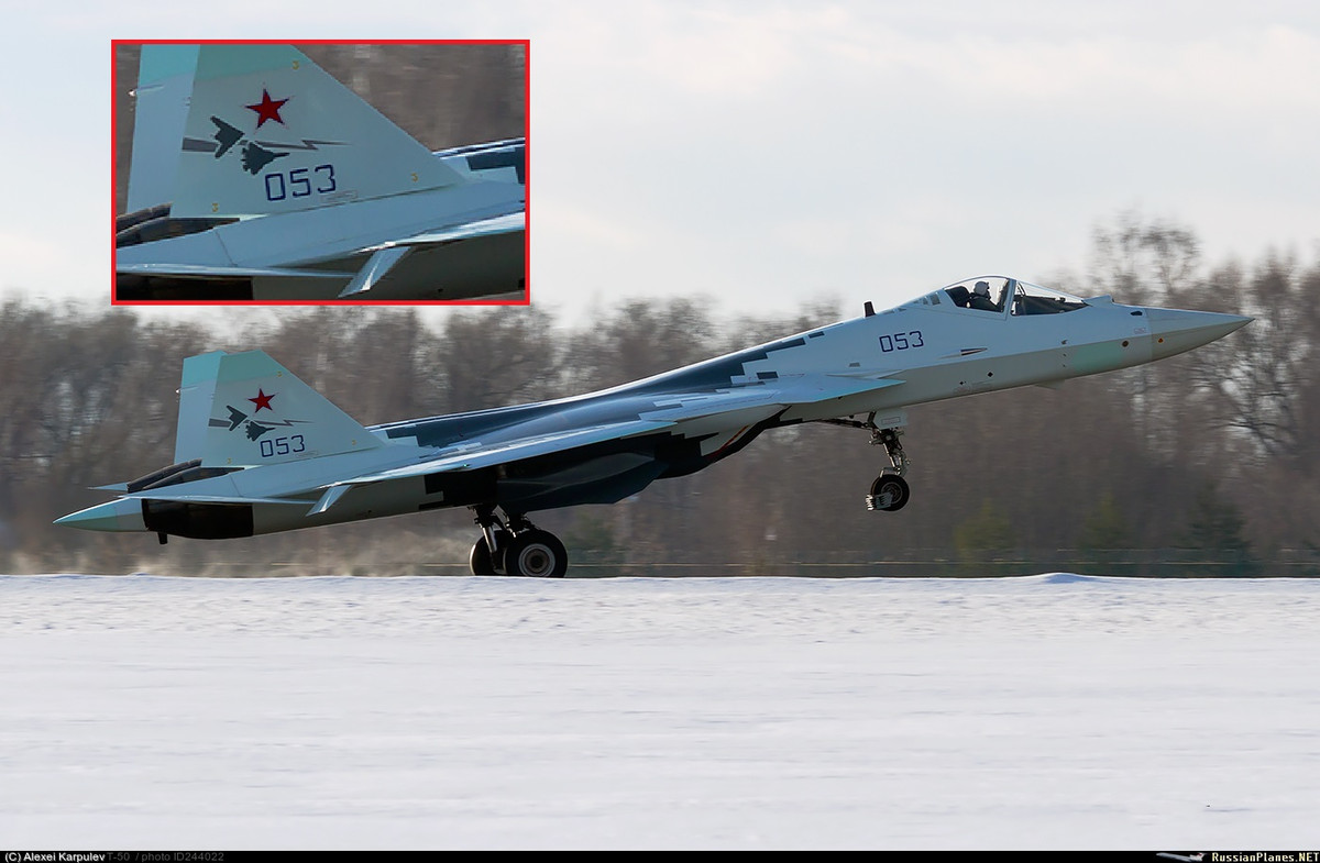 Theo đó không lâu sau khi hình ảnh về Okhotnik-B xuất hiện thì Sukhoi một lần nữa “vô tình” để lộ hình ảnh chiếc Su-57 mang số hiệu 503 với màu sơn kỹ thuật số đặc biệt và biểu tượng của Okhotnik-B trên cánh đuôi. Hình ảnh tiêm kích Su-57 và Okhotnik-B cùng tia chớp ở giữa đại diện cho khả năng kết nối giữa chúng. Nguồn ảnh: Russia Planes.