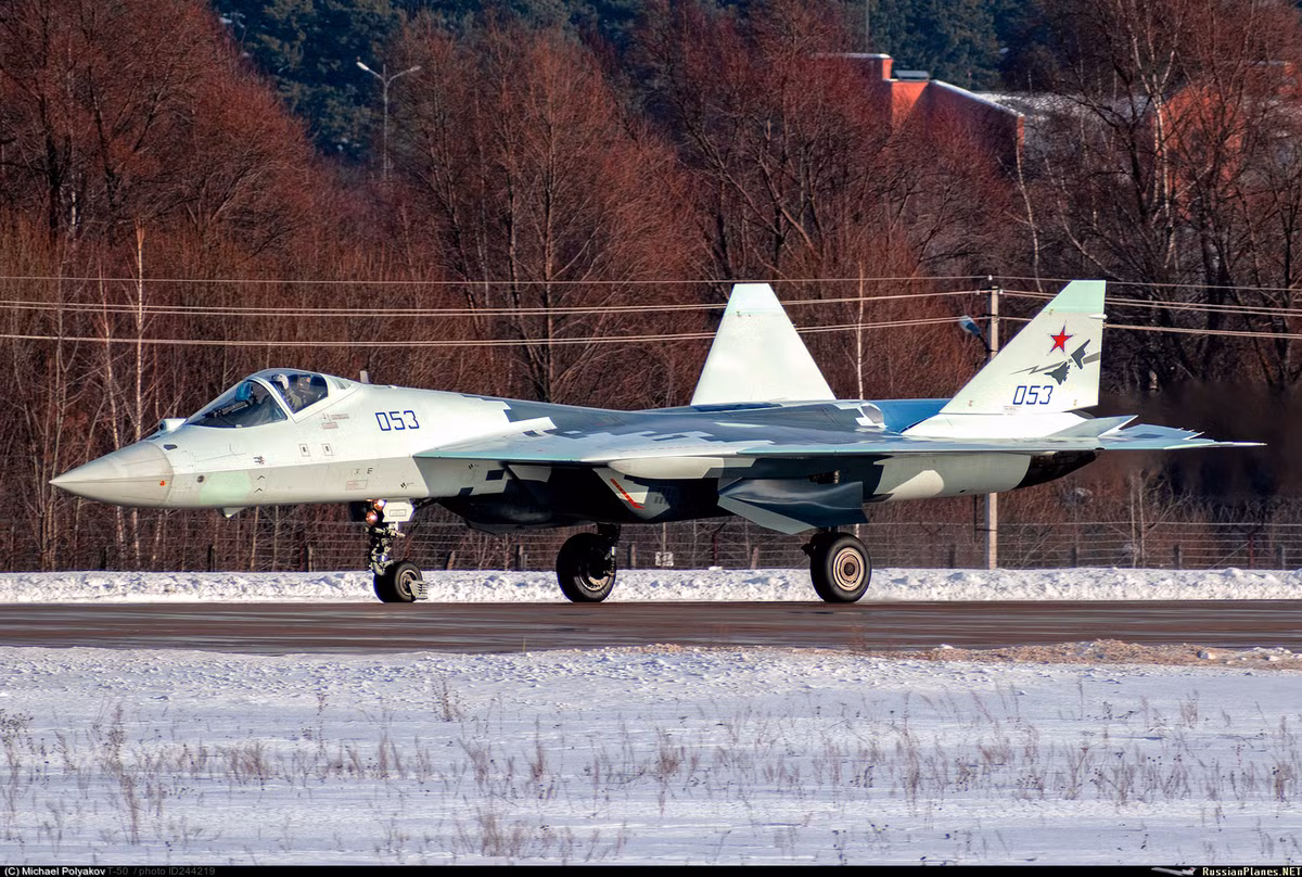 Bên cạnh đó để làm cho chương trình phát triển Okhotnik-B trở nên hấp dẫn hơn, Sukhoi còn tích hợp mẫu UCAV này lên trên dòng máy bay chiến đấu tàng hình thế hệ 5 đầu tiên của Nga là Sukhoi Su-57. Càng trùng hợp hơn là hình ảnh về Okhotnik-B xuất hiện cùng lúc với việc Su-57 tham gia vào chương trình thử nghiệm UAV của Sukhoi. Nguồn ảnh: Russia Planes.