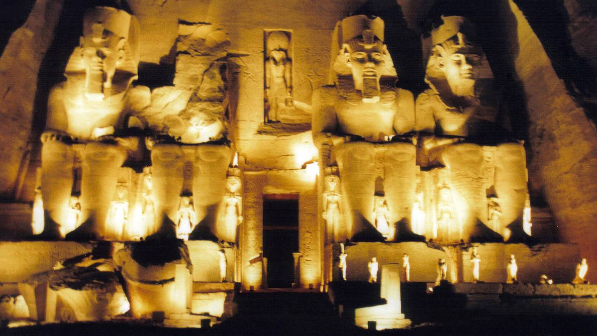 Thung lũng các vị Vua là nơi có hầm mộ của Pharaoh Tutankhamen và người ta cho rằng nơi đây có một lời nguyền kỳ bí. Hầu hết những người tham gia mở hầm mộ này đều chết một cách bí ẩn vài năm sau đó. Dù có một vài giải thích khoa học nhưng một số người vẫn tin là lời nguyền của người Ai Cập cổ khiến những kẻ quấy rối nơi yên nghỉ của người chết phải chịu hậu quả.