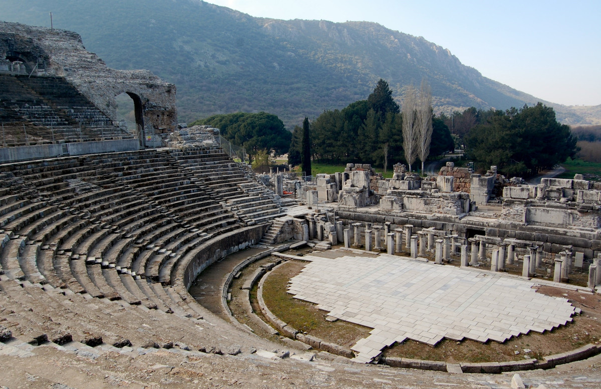Nghĩa trang Gladiator Graveyard nằm ở Ephesus, Thổ Nhĩ Kỳ là nơi an nghỉ của 67 người, hầu hết đều chưa đầy 30 tuổi. Họ là những đấu sĩ chuyên nghiệp thời La Mã cổ đại. Dù không có câu chuyện ma quái nào được kể ở đây nhưng tưởng tượng đến cảnh những người đã chết ở đây trong những cuộc chiến sinh tử máu me bê bết khiến người đến đây không khỏi rùng mình.