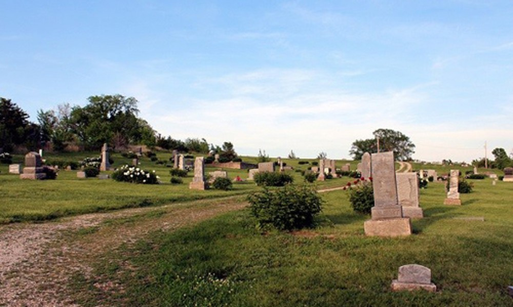 Nghĩa trang Stull ở Kansas, Mỹ còn có tên gọi là "cánh cổng tới địa ngục" và người ta truyền nhau một câu chuyện rằng nếu ai đó gõ lên những tảng đá ở đây, Quỷ dữ sẽ xuất hiện và trả lời họ.