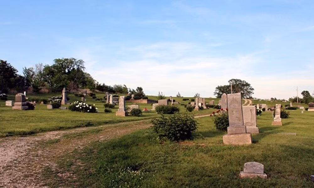 Nghĩa trang Stull ở Kansas, Mỹ còn có tên gọi là "cánh cổng tới địa ngục" và người ta truyền nhau một câu chuyện rằng nếu ai đó gõ lên những tảng đá ở đây, Quỷ dữ sẽ xuất hiện và trả lời họ.