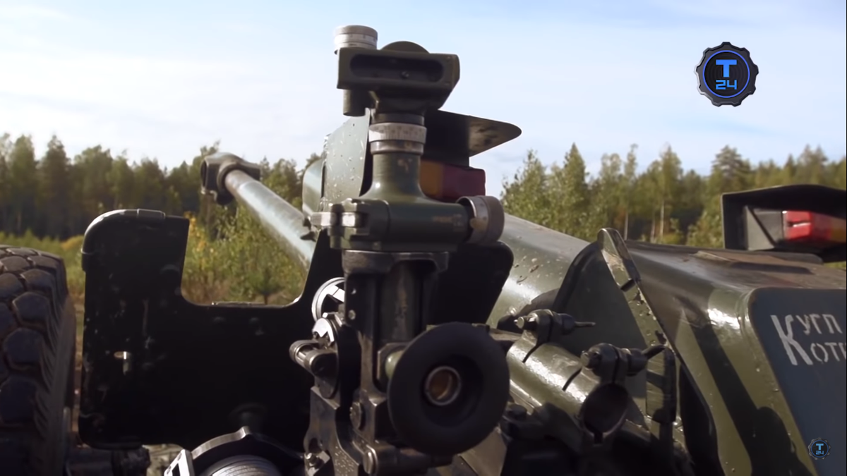 Đi kèm những khẩu lựu pháo D-30 là ống ngắm quang học PG-1M hoặc OP-4M, đây cũng là hai mẫu ống ngắm tiêu chuẩn trên nhiều mẫu pháo do Liên Xô phát triển trong Chiến tranh Lạnh. Nguồn ảnh: T24.