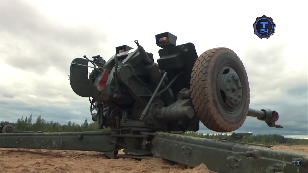 Về thiết kế của D-30, nó có trọng lượng chiến đấu 3,21 tấn, dài 5,4m, rộng 1,9m, kíp pháo thủ 8 người. Pháo có thể đạt tầm bắn hiệu quả 15,4km hoặc 21,9km với đạn tăng tầm, tốc độ bắn cao nhất 10-12 phát/phút hoặc trung bình 5-6 phát/phút. Nguồn ảnh: T24.