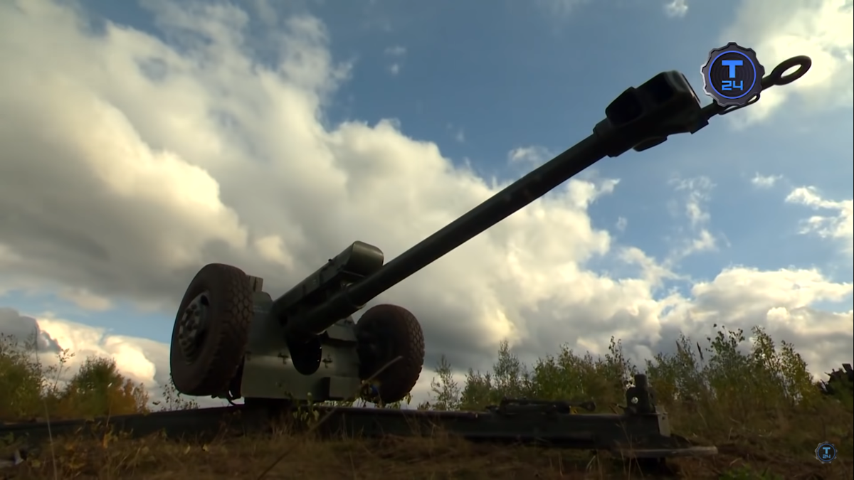 Lựu pháo D-30 122mm được xem là một trong những dòng lựu pháo thành công nhất của Liên Xô, khi có hơn 60 nước trên thế giới sử dụng. Một trong những điểm đặc biệt nhất của D-30 là dùng bệ pháo 3 chân, cho phép pháo thủ nhanh chóng quay pháo 360 độ. Nguồn ảnh: T24.