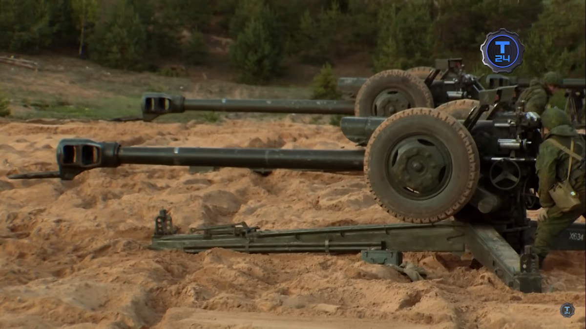 Trong khi đó ở Nga, D-30 vẫn được giữ nguyên thiết kế như thời Liên Xô và ít được cơ giới hóa hơn, mẫu pháo này được trang bị chủ yếu cho Lực lượng Đổ bộ Đường không Nga và một số đơn vị bộ binh cơ giới đòi hỏi khả năng cơ động nhanh trên chiến trường. Nguồn ảnh: T24.