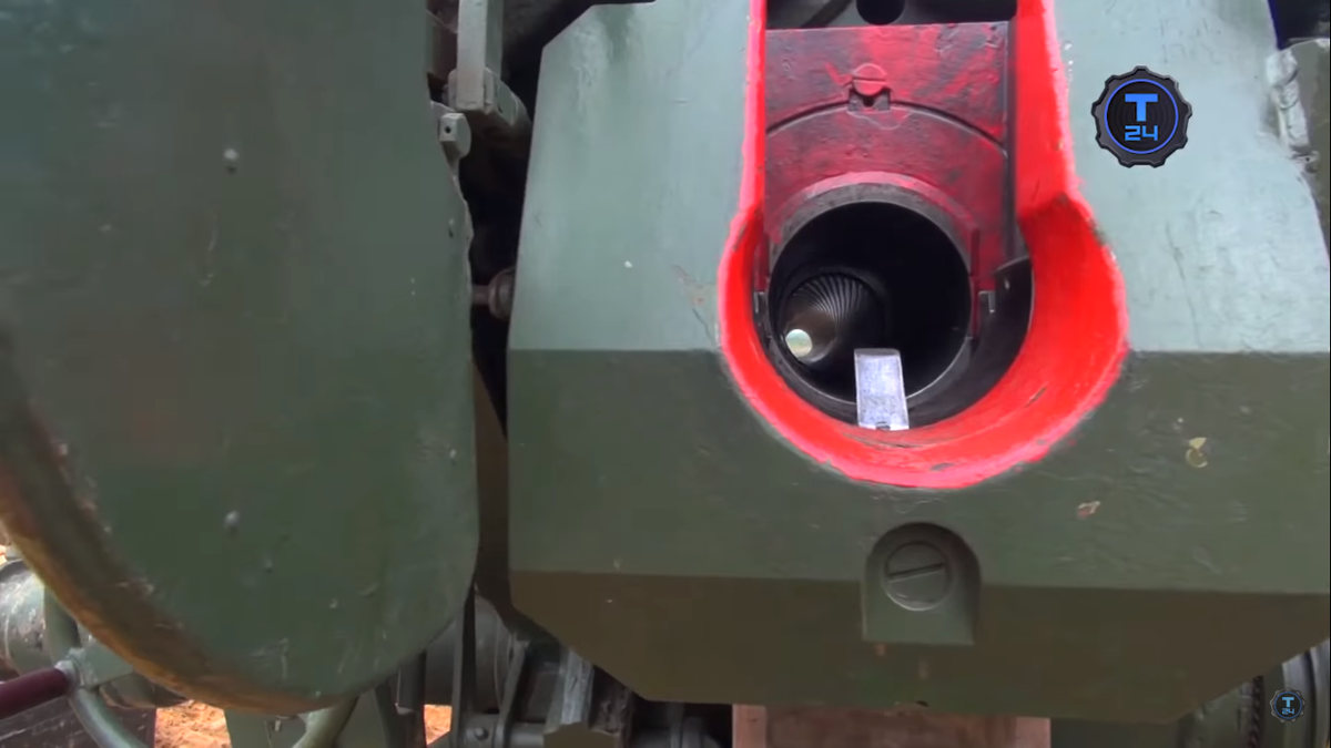 Khi hạ nòng bắn thẳng, pháo thủ của D-30 còn có thể ngắm trực tiếp qua nòng pháo. Nguồn ảnh: T24.