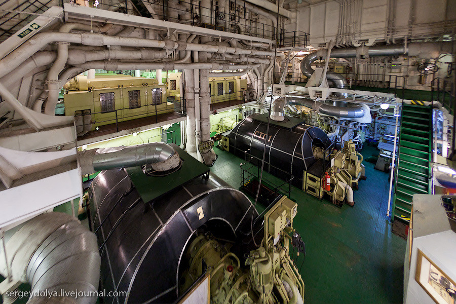 Theo đó trong năm 2011, nhiếp ảnh gia Sergey Dolya đã có dịp được ghé thăm tàu phá băng hạt nhân mới nhất của Nga có tên “50 năm Ngày Chiến thắng” (50 Let Pobedy). Đây là con tàu mới nhất thuộc lớp tàu phá băng hạt nhân Arktika, nó được khởi đóng từ năm 1989 nhưng mãi đến năm 2015 mới đi vào hoạt động chính thức. Trong ảnh là bên trong buồng máy chứa động cơ chính của 50 Let Pobedy. Nguồn ảnh: Sergey Dolya.