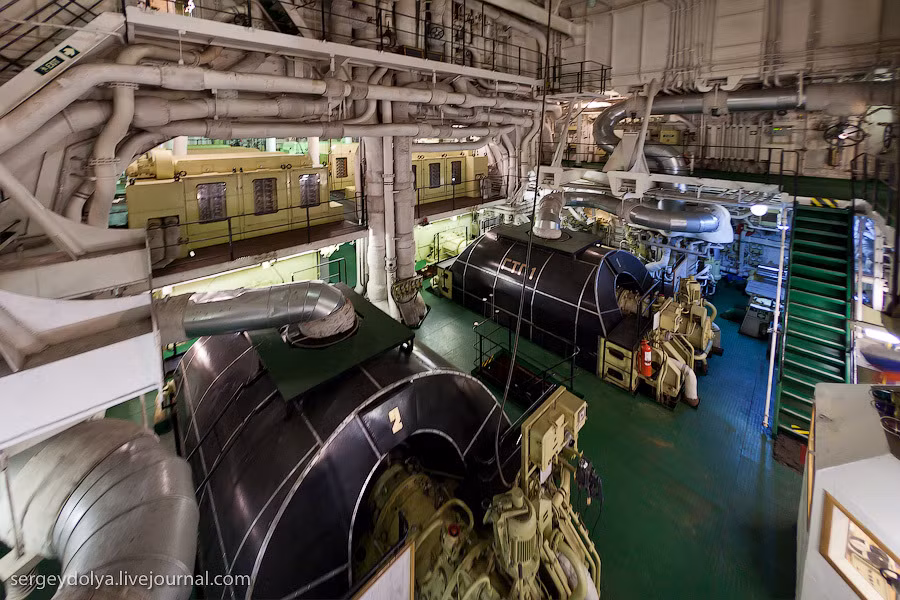 Theo đó trong năm 2011, nhiếp ảnh gia Sergey Dolya đã có dịp được ghé thăm tàu phá băng hạt nhân mới nhất của Nga có tên “50 năm Ngày Chiến thắng” (50 Let Pobedy). Đây là con tàu mới nhất thuộc lớp tàu phá băng hạt nhân Arktika, nó được khởi đóng từ năm 1989 nhưng mãi đến năm 2015 mới đi vào hoạt động chính thức. Trong ảnh là bên trong buồng máy chứa động cơ chính của 50 Let Pobedy. Nguồn ảnh: Sergey Dolya.