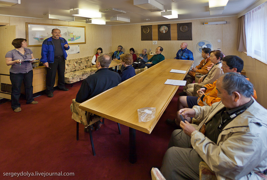 Vậy hãy cùng theo chân nhiếp ảnh gia Sergey Dolya khám phá bên trong con tàu đến cả Hải quân Mỹ cũng thèm muốn, một kỳ quan công nghệ của nhân loại, thứ duy nhất có thể hoạt động ở nơi mà sự sống gần như không tồn tại bên trên lớp băng dày tới hơn 4 mét này. Nguồn ảnh: Sergey Dolya.