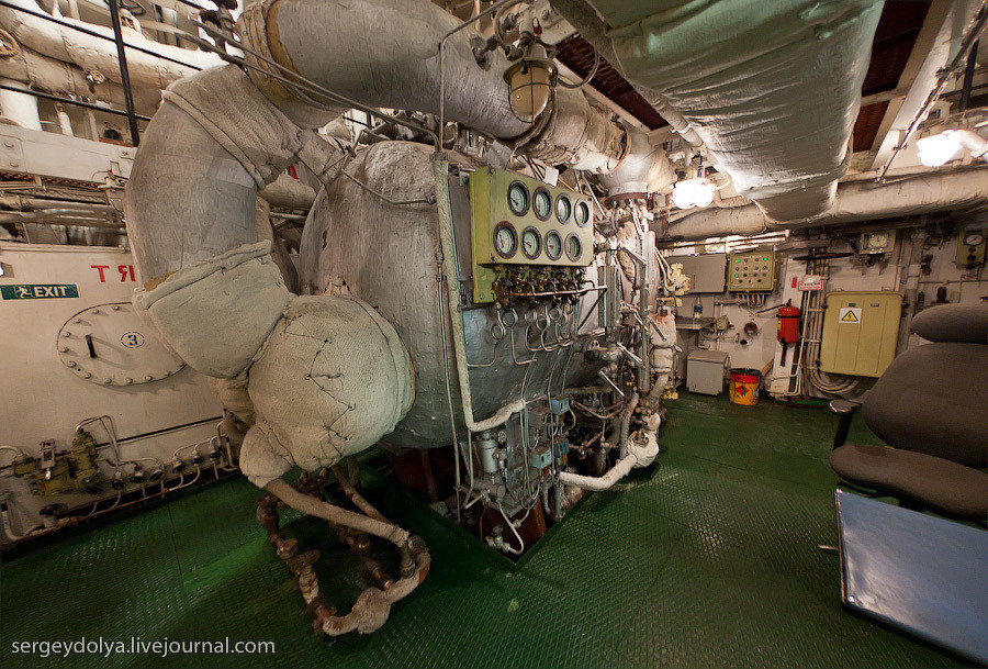 Với sức mạnh trên 50 Let Pobedy có thể phá vỡ cả những cánh đồng băng dày tới 4m. Để làm được điều này 50 Let Pobedy có phần mũi tàu được thiết kế theo dạng mũi độc đáo mà các chuyên gia gọi là “dạng thìa”, giúp nó có thể dễ dàng phá vỡ những lớp băng và di chuyển giữ chúng một cách nhanh nhất vào khoảng 10km/h. Nguồn ảnh: Sergey Dolya.