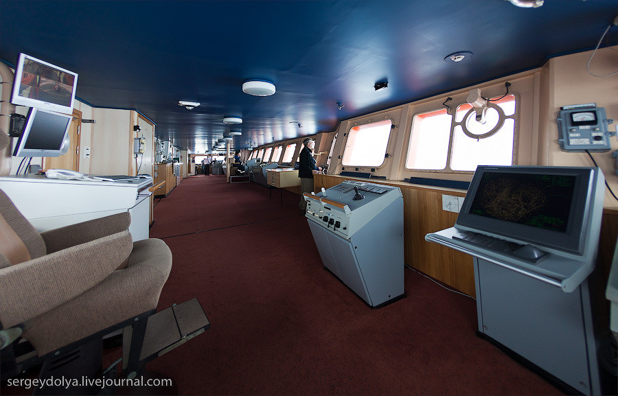 Dù có kích thước khá đồ sộ thế nhưng để vận hành con tàu này chỉ cần tới ba sĩ quan, mỗi ca làm việc của họ trên khoang chỉ huy chỉ kéo dài 4 tiếng và được chia thành 3 ca. Nguồn ảnh: Sergey Dolya.