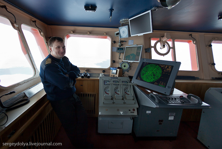 Sở dĩ có điều này là vì hầu hết các hệ thống điều khiển trên tàu 50 Let Pobedy đều được tự động hóa ở mức tối đa, cùng với đó là hệ thống giám sát hoạt động các lò phản ứng hạt nhân trước mọi tình huống trên biển. Nguồn ảnh: Sergey Dolya.