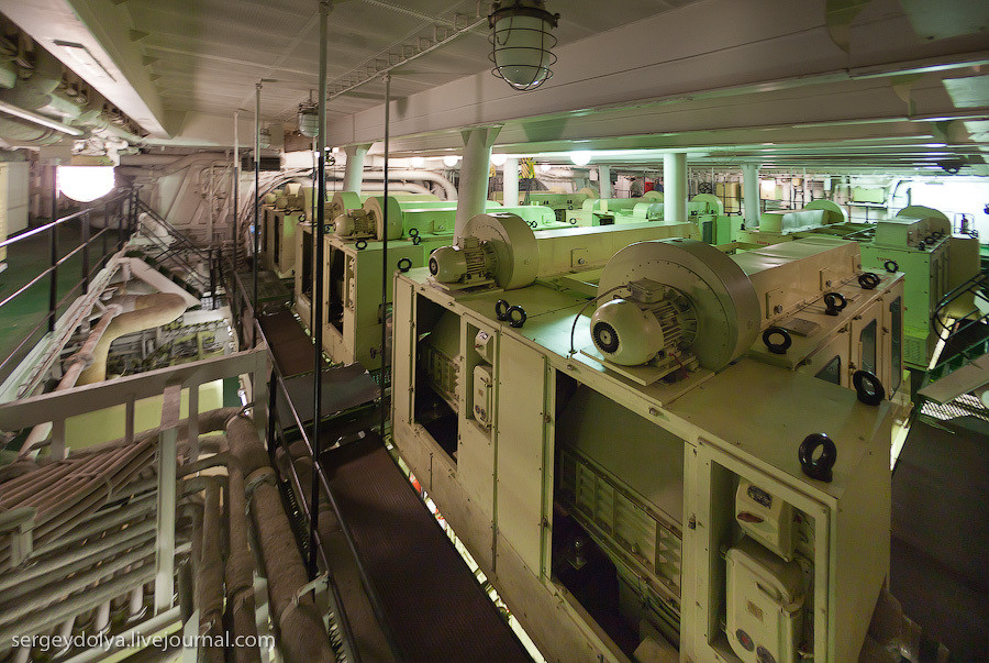 Để có thể duy trì hoạt động của con tàu có lượng giãn nước hơn 23.000 tấn giữa lớp băng dày hơn 4m, 50 Let Pobedy được trang bị hai lò phản ứng hạt nhân OK-900A có công suất 171 MW cho mỗi chiếc. Các lò phản ứng này có có thể cung cấp điện cho một thành phố 2 triệu dân trong vòng 5 năm. Nguồn ảnh: Sergey Dolya.