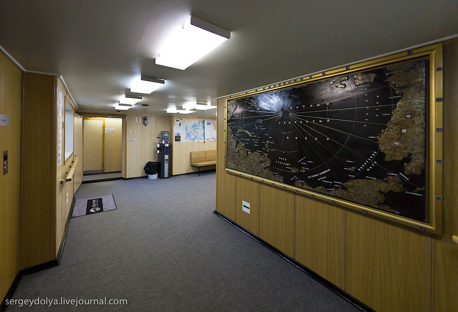 Bên trong hành lang của 50 Let Pobedy với tấm bản đồ của Bắc Cực. Nguồn ảnh: Sergey Dolya.