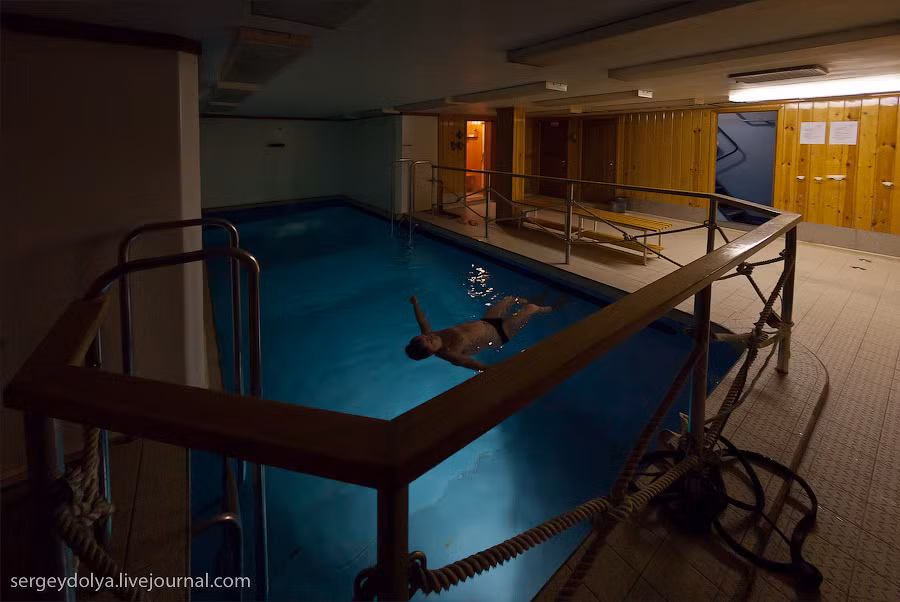 Có một điều khiến Sergey Dolya khá ngạc nhiên là tàu phá băng hạt nhân này lại thân thiện với môi trường hơn những tàu khác. Nó không xả ra bất cứ chất thải nào và mọi nguồn tài nguyên trên tàu đều được tận dụng ở mức tối đa. Nguồn ảnh: Sergey Dolya.