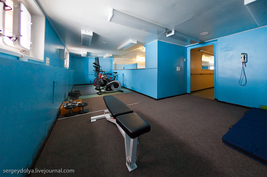 Trên 50 Let Pobedy cũng có những phòng hạng sang giành cho các sĩ quan cao cấp tương tự như những căn hộ một phòng, phòng thể thao, bể bơi, phòng tắm hơi và thư viện. Nguồn ảnh: Sergey Dolya.