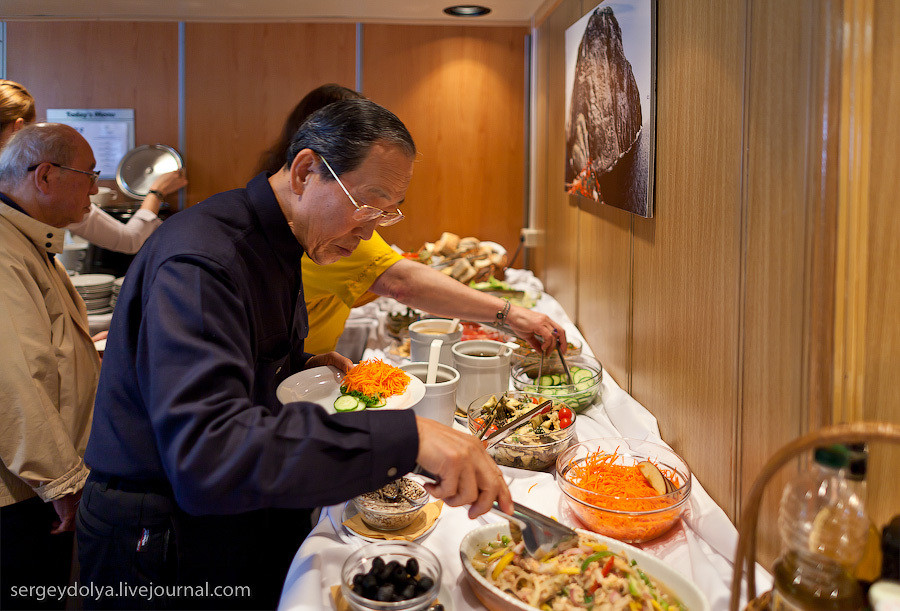 Kết thúc chuyến thăm quan tàu 50 Let Pobedy, Sergey Dolya cùng các du khách khác còn được thủy thủ đoàn trên tàu chiêu đãi một bữa buffet giữa cái lạnh của Bắc Cực. Nguồn ảnh: Sergey Dolya.