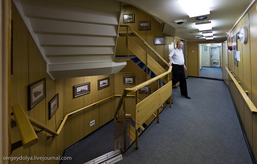 Tàu phá băng 50 Let Pobedy có thủy thủ đoàn 189 người và có thể hoạt động liên tục trong vòng hơn nửa năm, trước khi quay lại căn cứ tiếp tế hậu cần. Để đảm bảo có thể xử lý mọi tình huống trên biển, 50 Let Pobedy còn được trang bị cả trực thăng Mi-8 hoặc Ka-27. Nguồn ảnh: Sergey Dolya.