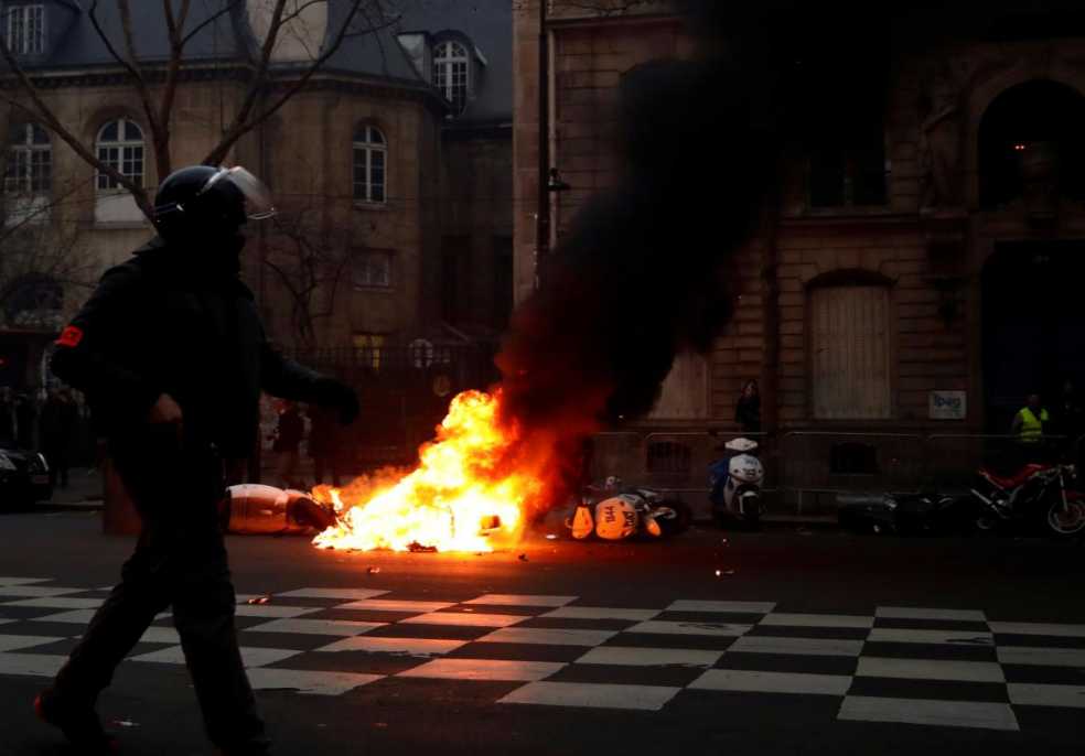 Các sỹ quan cảnh sát sử dụng hơi cay để ngăn người biểu tình qua sông và tiếp cận tòa nhà Quốc hội. Một nhà hàng trên thuyền đã bị đốt và một cảnh sát bị thương khi đụng phải một chiếc xe đạp lao trên bờ sông.