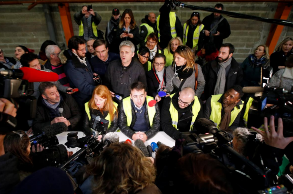 Theo Reuters, bắt đầu từ ngày thứ Bảy đầu tiên 17/11, cuộc biểu tình chưa có dấu hiệu kết thúc mà còn gia tăng bạo lực khi bước sang tuần thứ 8, nguyên nhân thúc đẩy tình trạng bất ổn triền miên này là sự tức giận, đặc biệt là từ những người lao động được trả lương thấp với gánh nặng thu nhập hộ gia đình và tin rằng ông Macron không muốn lắng nghe người dân nghèo và chỉ cải cách có lợi cho người giàu.