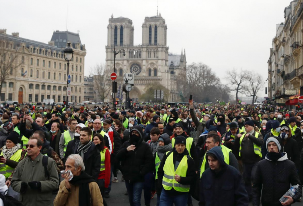 Phát ngôn viên chính phủ, ông Benjamin Griveaux phải trốn khỏi văn phòng qua cửa sau khi một số ít người biểu tình đột nhập vào khu nhà và đập phá các phương tiện. Bộ trưởng Nội vụ Christophe Castaner cho biết khoảng 50.000 người đã xuống đường ở khắp các thành phố trên toàn quốc, bao gồm cả Bordeaux, Toulouse, Rouen và Marseille.