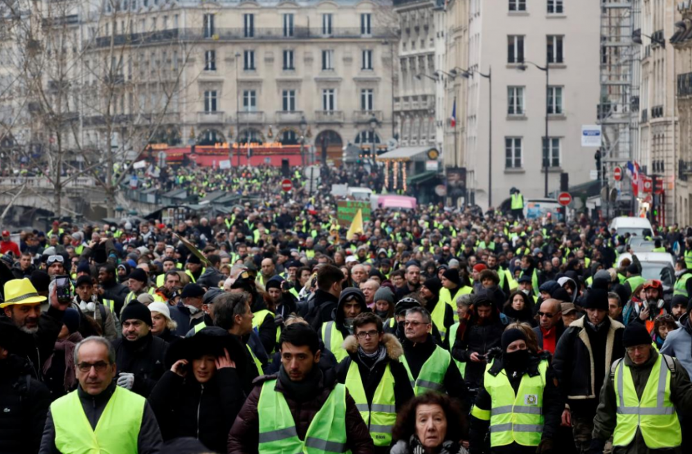 Ngày 10/12/2018, trước áp lực của làn sóng biểu tình, Tổng thống Pháp Macron hứa giảm thuế cho người nghỉ hưu, tăng lương cho những người lao động nghèo nhất và loại bỏ việc tăng thuế nhiên liệu theo kế hoạch, ước tính làm giảm đóng góp vào Kho bạc 10 tỷ euro (11 tỷ USD). Đó là bước nhượng bộ lớn đầu tiên của vị Tổng thống trẻ được bầu 18 tháng trước đó, phá vỡ truyền thống chính trị của Pháp và nền kinh tế tự do được kiểm soát chặt chẽ, theo Reuters.