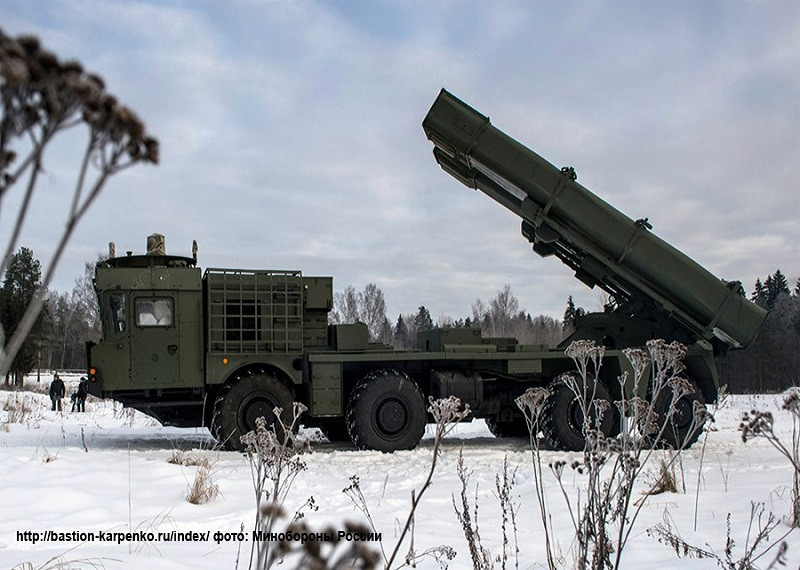 Pháo phản lực Tornado-S sử dụng đạn rocket 300mm tương tự như BM-30, nhưng được bổ sung một số chủng đạn mới tích hợp công nghệ dẫn đường tham chiếu hệ thống định vị toàn cầu GLONASS cho độ chính xác rất cao và tầm bắn kéo dài lên 120 km. Nguồn ảnh: nevskii-bastion.ru